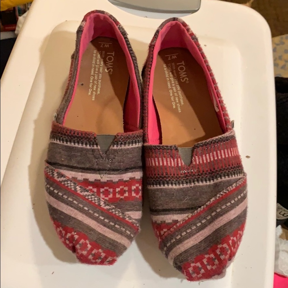 EUC TOMS size 7 womens slip on classic